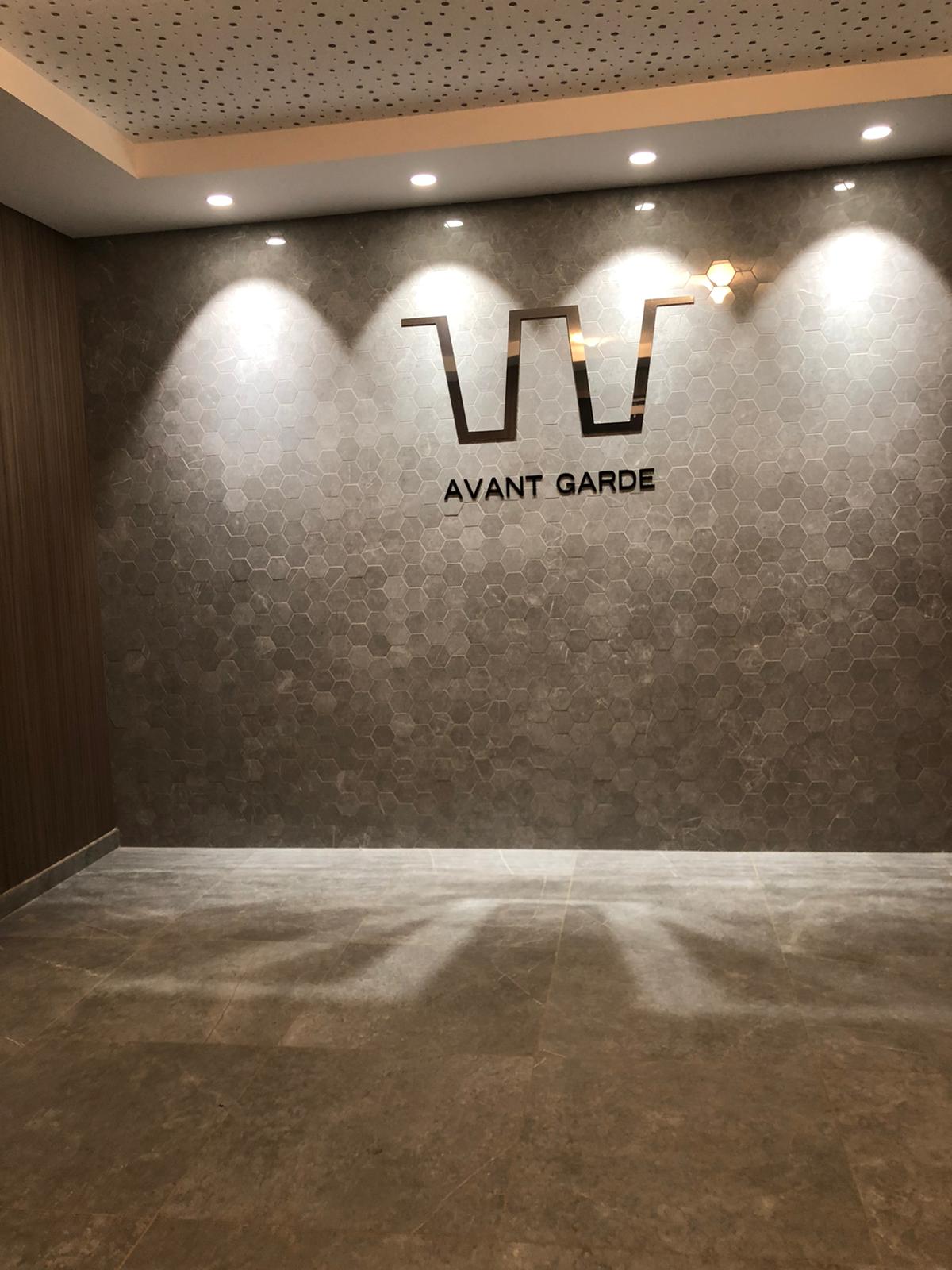CARRELAGE-OCTOGONALE-EN-POSE-MURALE-HALL-D-ENTREE-CHANTIER-AVANT-GARDE